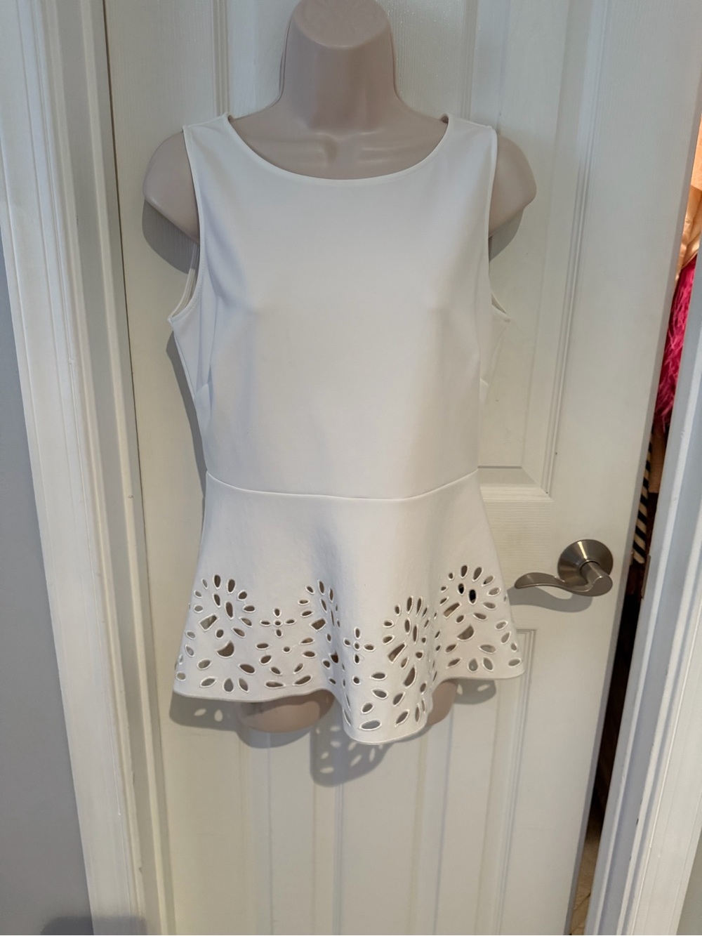 Boston Proper Beyond Travel White Peplum Laser-Cut Top in Small - Picture 4 of 9